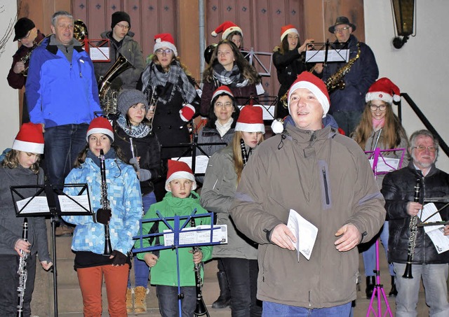 Kai Trimpin dirigierte vor der  Kirche...eins Haltingen beim Weihnachtssingen.   | Foto: GESSNER