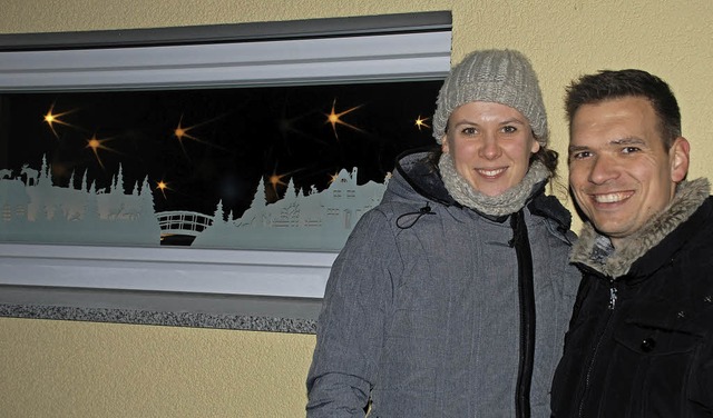 Beatrice und Raphael   Conrad hatten i...n sehr schnes Adventsfenster gesorgt.  | Foto: privat