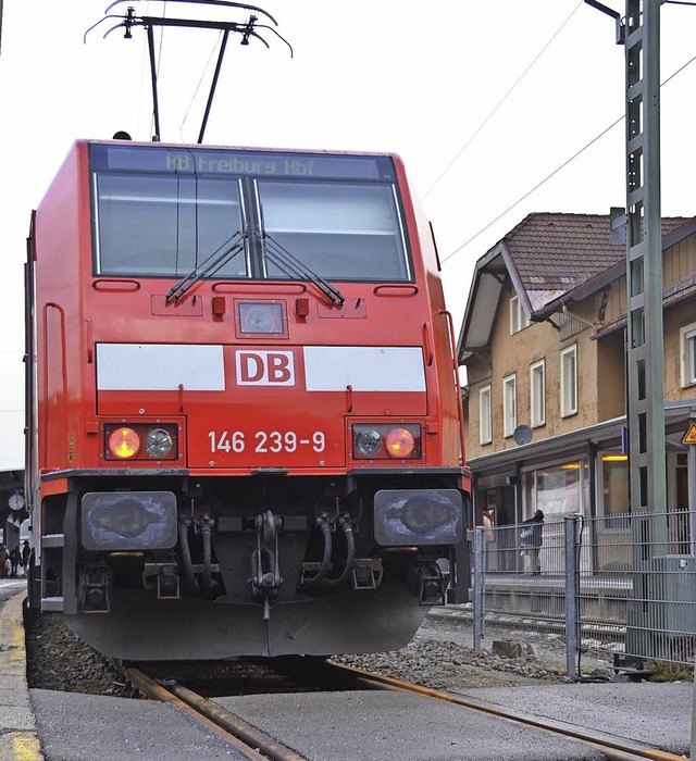 Zug fhrt ein: Auf der Hllentalbahn s... unterwegs, hier im Bahnhof Neustadt.   | Foto: Tanja Bury
