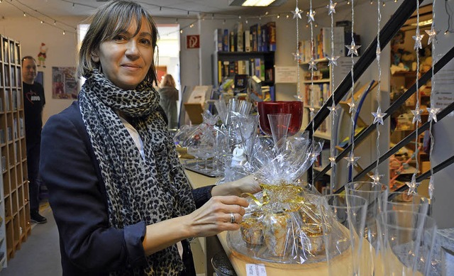 Antonia Bche richtet ein fertig als Geschenk verpacktes Kaffeeservice.   | Foto: Horatio Gollin