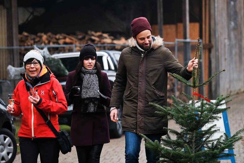 Die Anzeigenkunden der BZ hatten großen Spaß, sich vor der Alten Säge in Zarten einen schlagfrischen Baum auszusuchen. (Foto: Miroslav Dakov) Die Anzeigenkunden der BZ hatten großen Spaß, sich vor der Alten Säge in Zarten einen schlagfrischen Baum auszusuchen. (Foto: Miroslav Dakov)