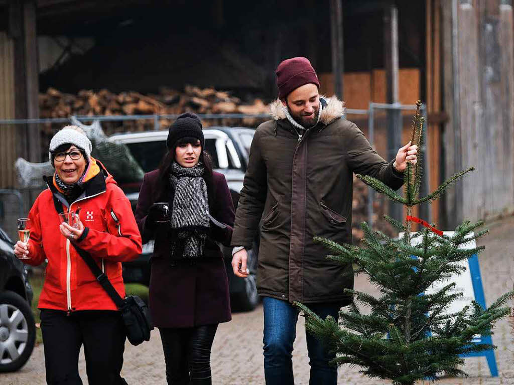 Die Anzeigenkunden der BZ hatten groen Spa, sich vor der Alten Sge in Zarten einen schlagfrischen Baum auszusuchen.