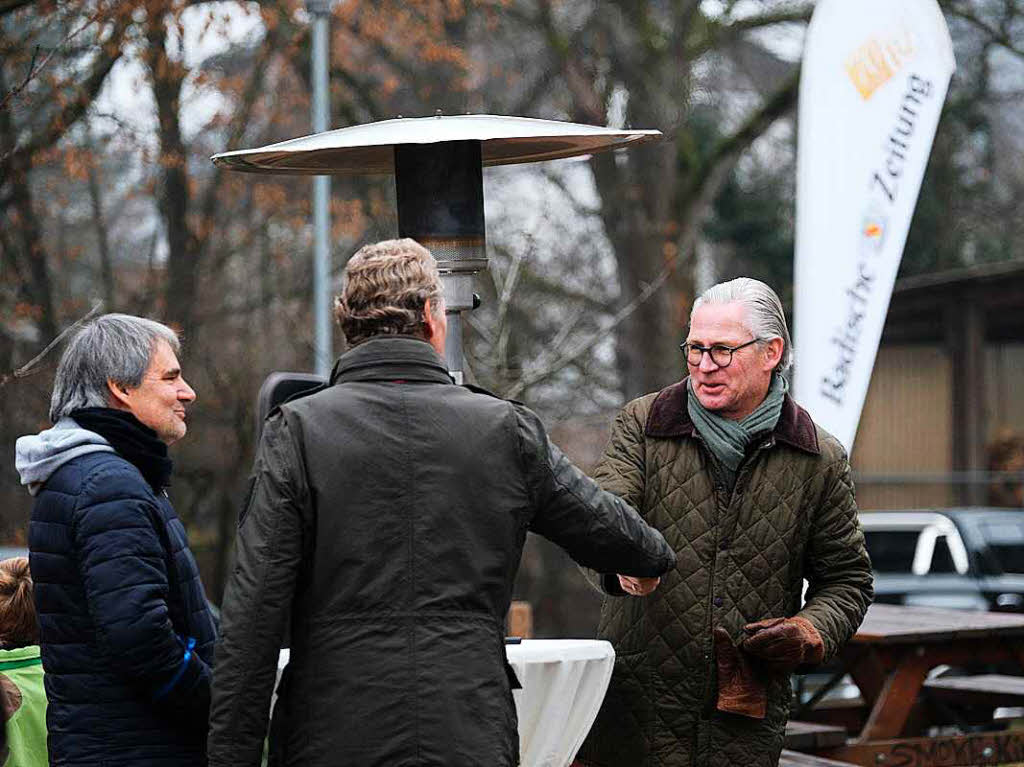 Die Anzeigenkunden der BZ hatten groen Spa, sich vor der Alten Sge in Zarten einen schlagfrischen Baum auszusuchen.