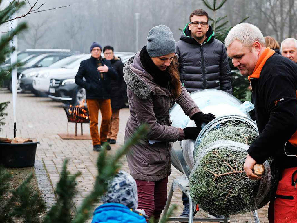 Die Anzeigenkunden der BZ hatten groen Spa, sich vor der Alten Sge in Zarten einen schlagfrischen Baum auszusuchen.