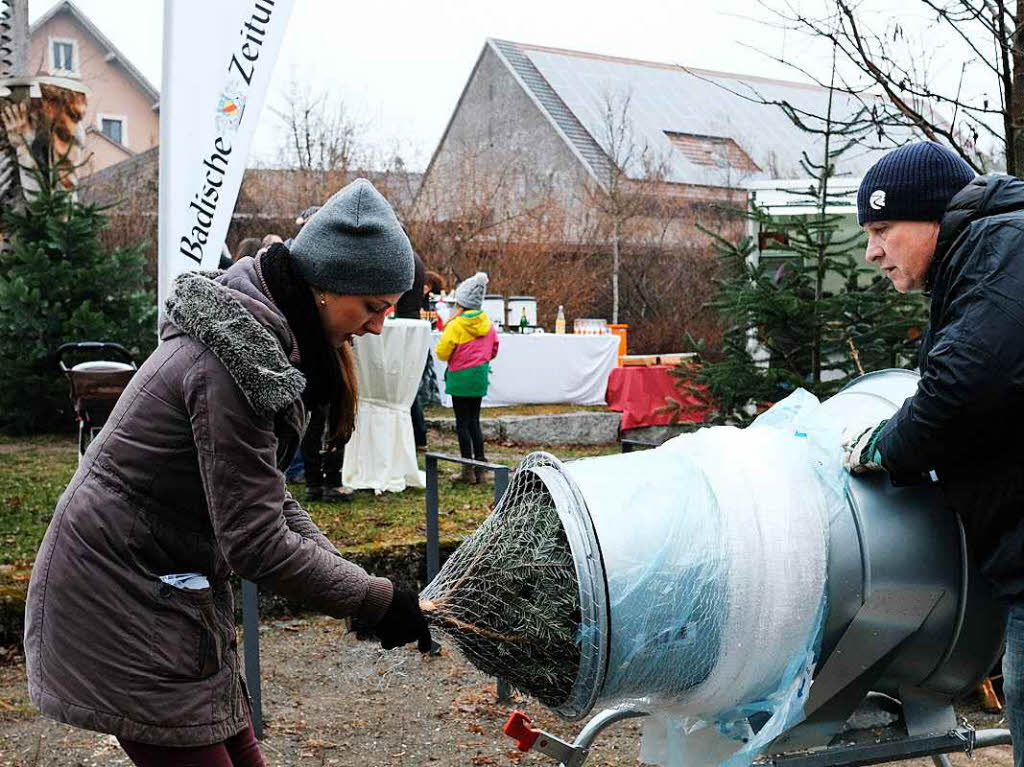 Die Anzeigenkunden der BZ hatten groen Spa, sich vor der Alten Sge in Zarten einen schlagfrischen Baum auszusuchen.