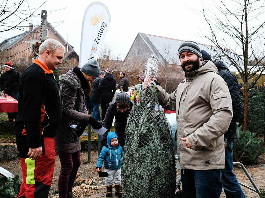 Die Anzeigenkunden der BZ hatten groen Spa, sich vor der Alten Sge in Zarten einen schlagfrischen Baum auszusuchen.