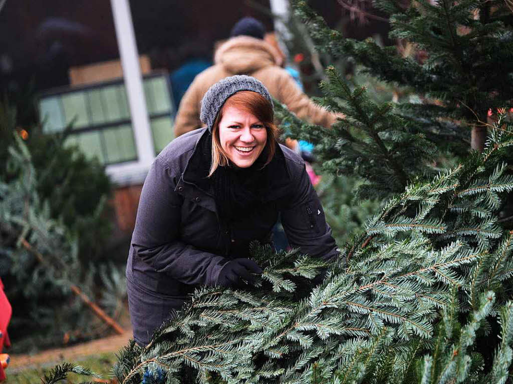 Die Anzeigenkunden der BZ hatten groen Spa, sich vor der Alten Sge in Zarten einen schlagfrischen Baum auszusuchen.