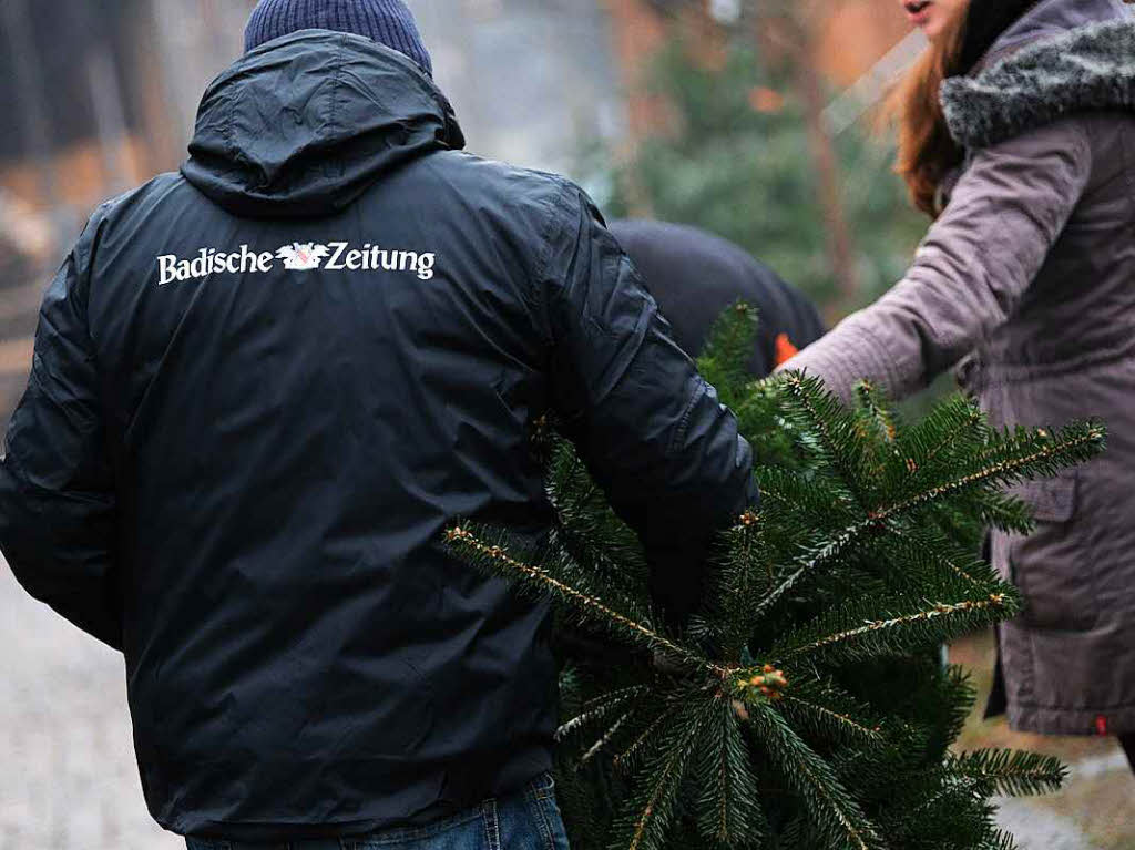 Die Anzeigenkunden der BZ hatten groen Spa, sich vor der Alten Sge in Zarten einen schlagfrischen Baum auszusuchen.