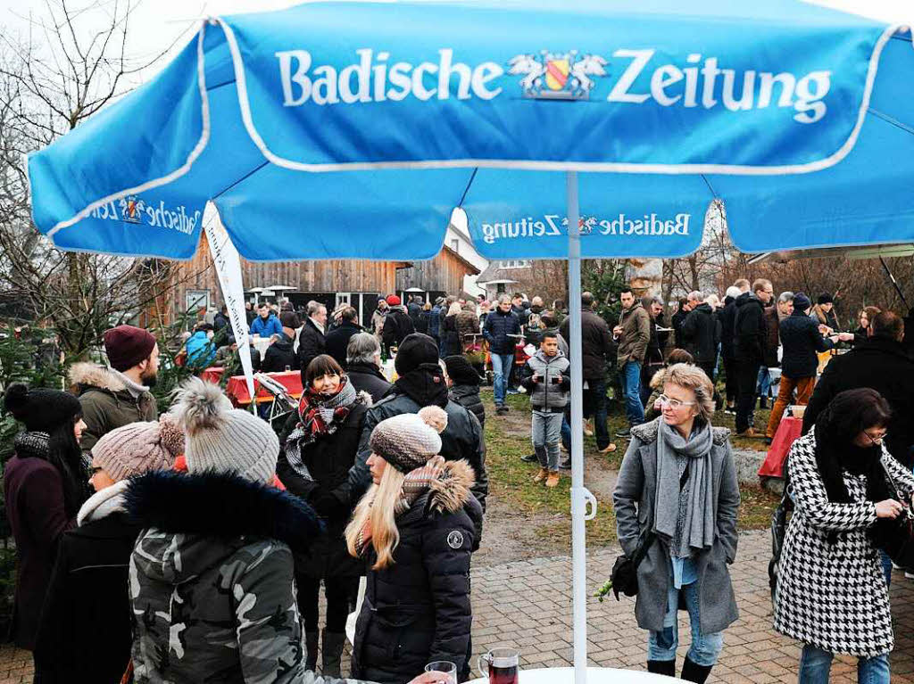 Die Anzeigenkunden der BZ hatten groen Spa, sich vor der Alten Sge in Zarten einen schlagfrischen Baum auszusuchen.