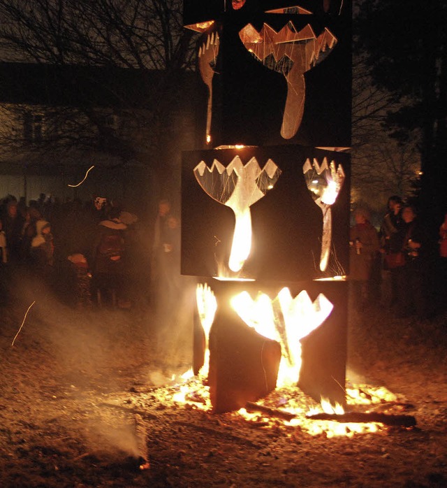 Der Feuertulpenturm zog am Sonntag viele Zuschauer an.   | Foto: Mink