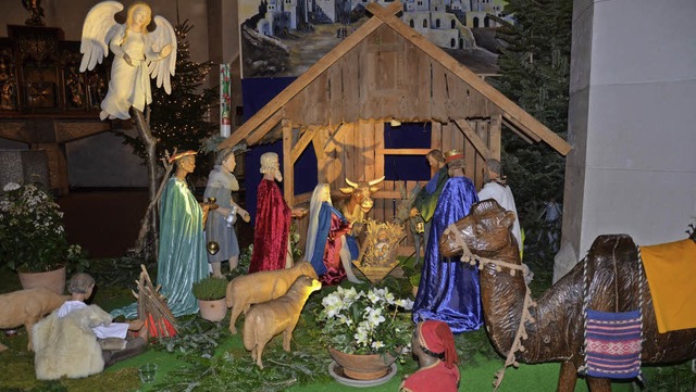 Die Weihnachtskrippe von St. Georg  &#...chmuckstck, das viel bewundert wird.   | Foto: Martina Weber-Kroker
