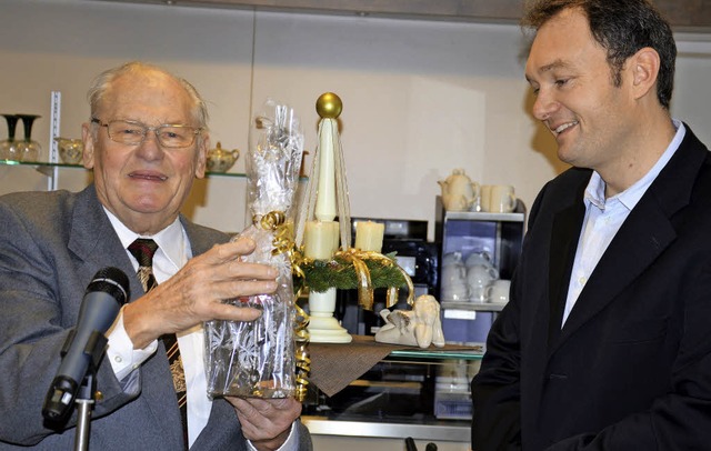 Vorsitzender Werner Schute bedankt sic...elbstgeschmiedeten Schlsselanhnger.   | Foto: Georg Diehl