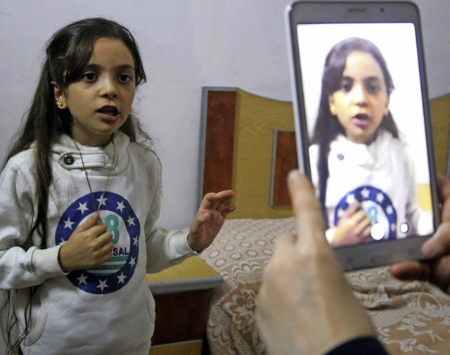 Im Namen ihrer Tochter Bana  hat die J...ber die Lage in Aleppo unterrichtet.   | Foto: afp
