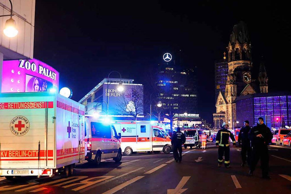 Rettungskräfte unweit des Tatorts bei der Gedächtniskirche. (Foto: dpa) Rettungskräfte unweit des Tatorts bei der Gedächtniskirche. (Foto: dpa)