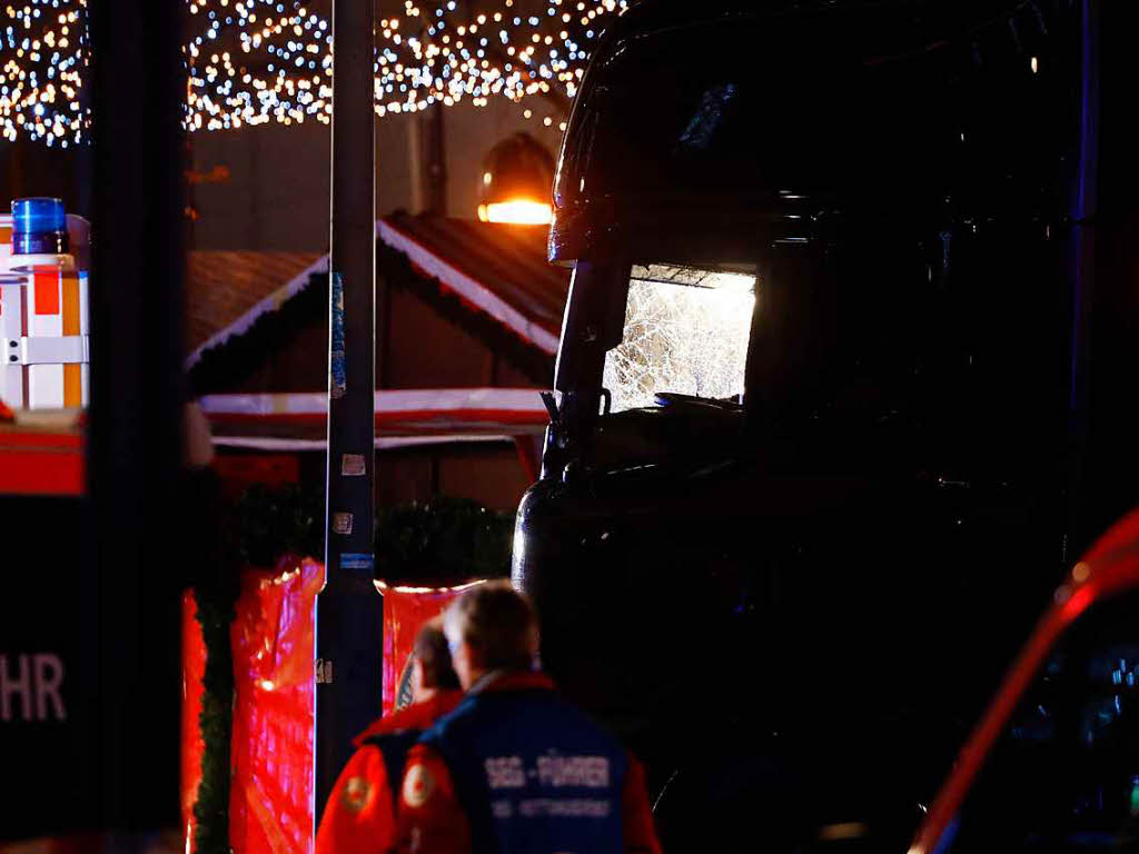 Am Montagabend ist ein Lkw rast ber den Weihnachtsmarkt am Breitscheidplatz in Berlin gerast. Die Polizei vermutet einen Terroranschlag. Dutzende Rettungskrfte und Polizisten waren im Einsatz.