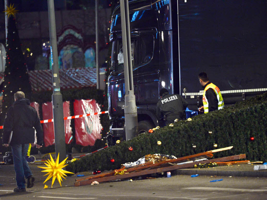 Am Montagabend ist ein Lkw rast ber den Weihnachtsmarkt am Breitscheidplatz in Berlin gerast. Die Polizei vermutet einen Terroranschlag. Dutzende Rettungskrfte und Polizisten waren im Einsatz.