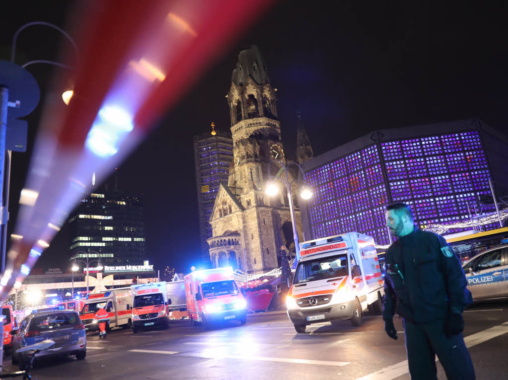 Am Montagabend ist ein Lkw rast ber den Weihnachtsmarkt am Breitscheidplatz in Berlin gerast. Die Polizei vermutet einen Terroranschlag. Dutzende Rettungskrfte und Polizisten waren im Einsatz.