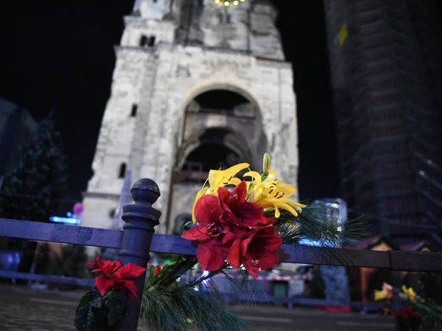 Am Tatort haben Menschen noch in der Nacht des Anschlags Blumen niedergelegt.  | Foto: dpa