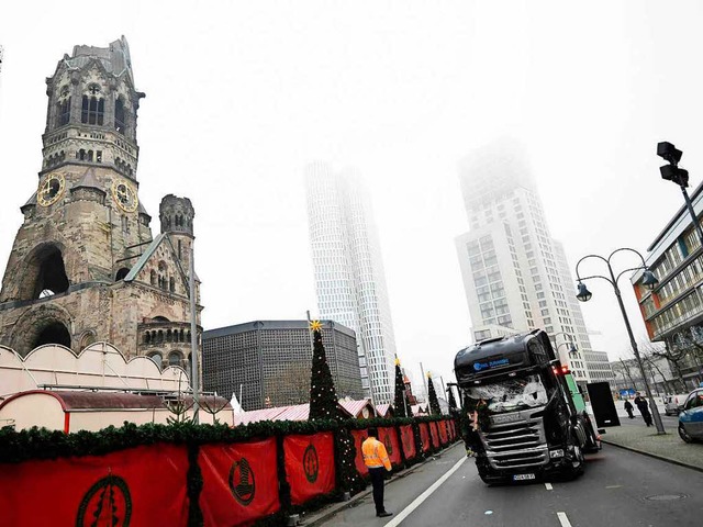 Der Lastwagen wird am Dienstagmorgen v...weiteren Spurensicherung abgeschleppt.  | Foto: AFP