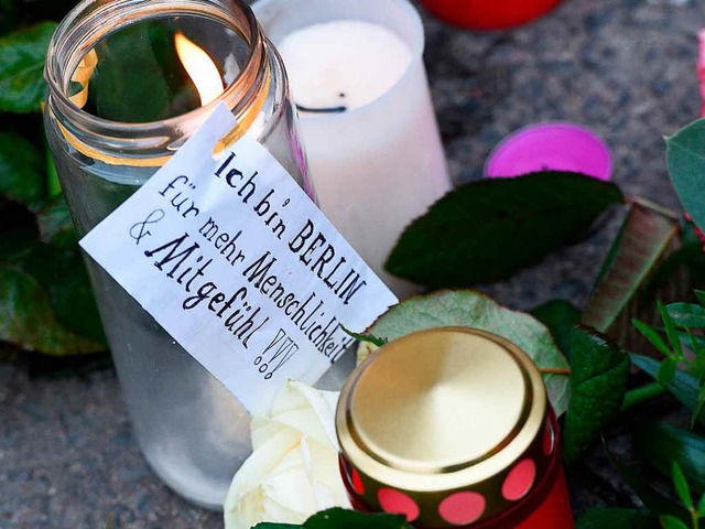 Trauer in Berlin: Nach dem Anschlag vom Montagabend herrscht Fassungslosigkeit.  | Foto: dpa