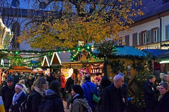 Schweigeminute auf dem Freiburger Weihnachtsmarkt anlässlich des Anschlages in Berlin