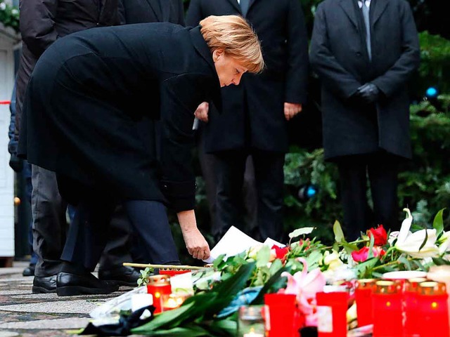 Bundeskanzlerin Angela Merkel (CDU) ge...Ort des Anschlags in Berlin der Opfer.  | Foto: dpa