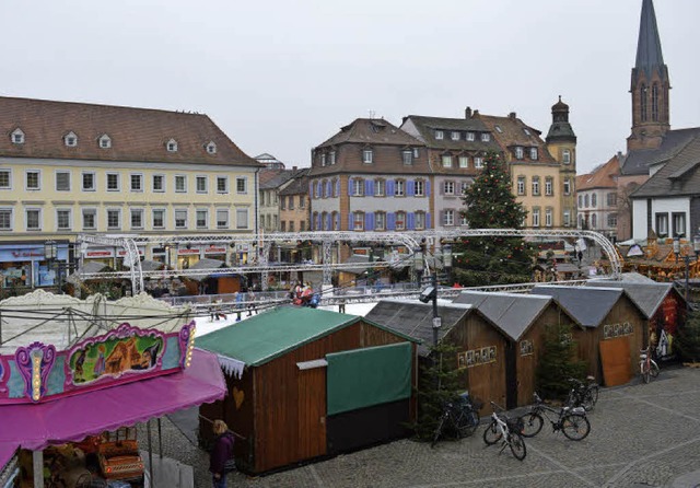 Auf dem Emmendinger Weihnachtsmarkt ge...Dienstag alles seinen gewohnten Gang.   | Foto: Lena Marie Jrger