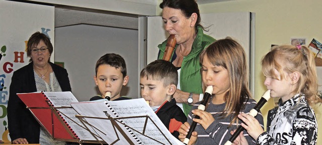 Die Fltenkinder trugen mit Heidrun Schfer einige Weihnachtslieder vor.   | Foto: Dorothe Kuhlmann