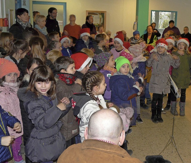 Schler und Lehrer der Grundschule Lan...n einen Weihnachtsbesuch abgestattet.   | Foto: Reiner Beschorner