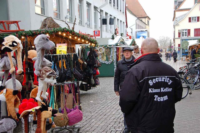 Deutlich mehr Security-Krfte sind jet...ffenburger Weihnachtsmarkt im Einsatz.  | Foto: hr