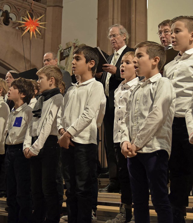 Eine tolle Kooperation: Jungen aus der...ner des Sponti-Chors singen zusammen.   | Foto: Beatrice Ehrlich