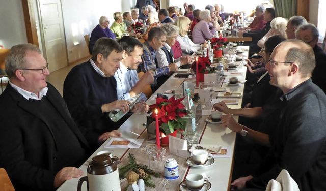 Bei der Weihnachtsfeier des Seniorencl...s) und Steffen Mahler (rechts) dabei.   | Foto: privat