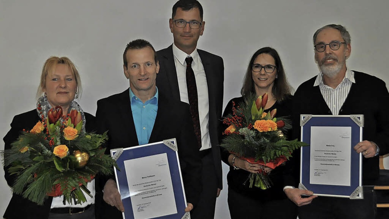 Brgermeister Lars Brgner (Mitte) ver...rauen  die Gemeindemedaille in Bronze.  | Foto: Herbert Geisler