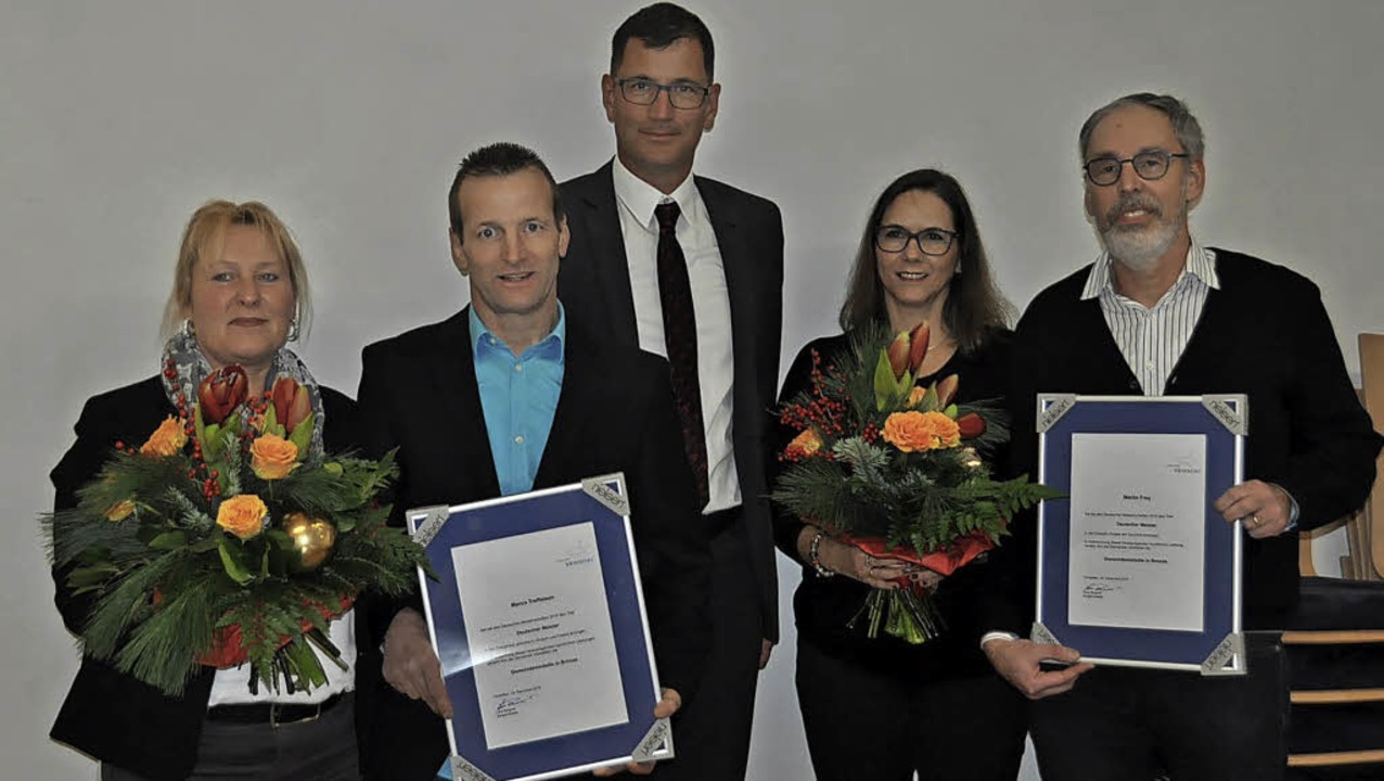 Brgermeister Lars Brgner (Mitte) ver...rauen  die Gemeindemedaille in Bronze.  | Foto: Herbert Geisler