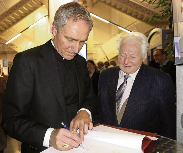 Karl Trenkle aus Simonswald (rechts) f...von Kurien-Erzbischof Georg Gnswein.   | Foto: Horst Dauenhauer