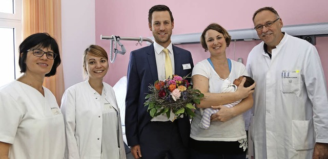 Gratulation zur Geburt (v.l.):  Statio...t Amelie und Chefarzt  Andreas Brandt   | Foto: Klinikum
