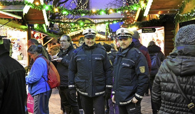 Mitten im Getmmel: die Polizeibeamten Monique von Essen und Heiko Steimle   | Foto: Ingo Schneider