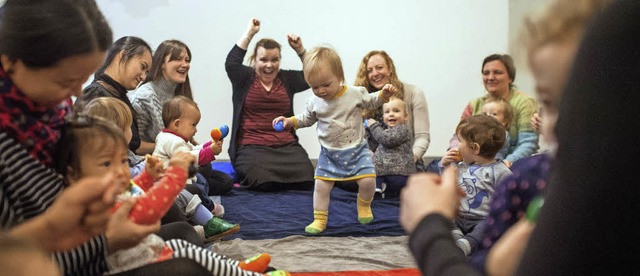 Die 14 Monate alte Sophia sammelt erst... Louise Watts (Mitte) ist begeistert.   | Foto: dpa