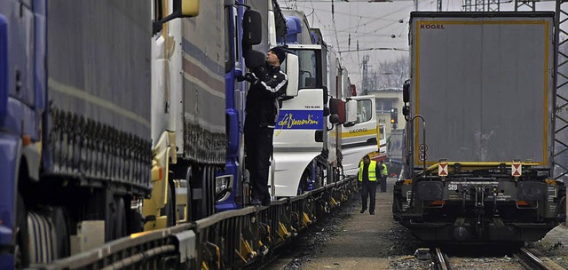 Nicht nur Lkw kommen auf Gterzgen nach Freiburg, sondern auch Flchtlinge.    | Foto: Felix Lieschke