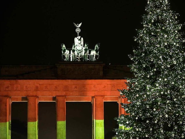 Am Dienstagabend war das Brandenburger...in Berlin schwarz-rot-gold beleuchtet.  | Foto: dpa