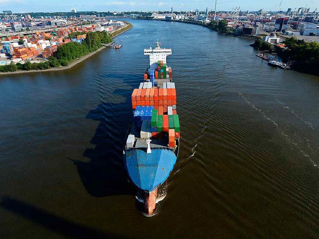 Hier sollen noch grere Containerschiffe fahren knnen.  | Foto: dpa