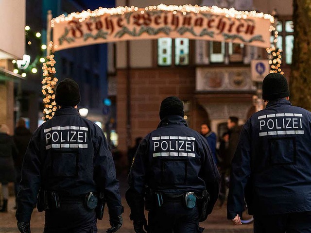 Polizeiprsenz am Dienstag auf dem Weihnachtsmarkt in Freiburg  | Foto: dpa