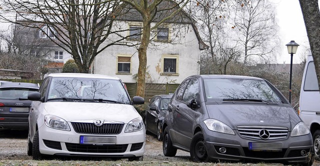 Fr die Parkplatzerweiterung beim knf... Wohnhaus in der Neuen Strae weichen.  | Foto: Robert Bergmann
