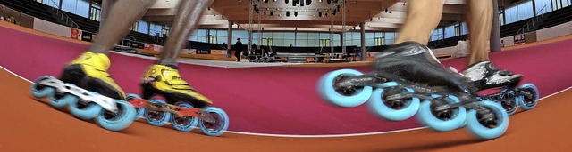 Runde Sache: Auf Inlinern im Oval fahren in der Skate-Arena in Geisingen  | Foto: dpa