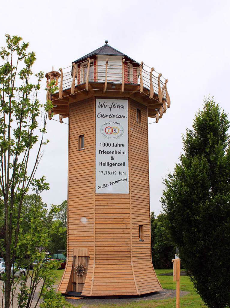 Der Leuchtturm am Heiligenzeller Festplatz ist Sinnbild fr die 1000-Jahr-Feier von Friesenheim und Heiligenzell.