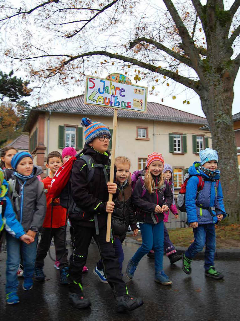 Der Laufbus der Grundschule Oberweier kommt beschwingten Schrittes auf dem Schulhof an.
