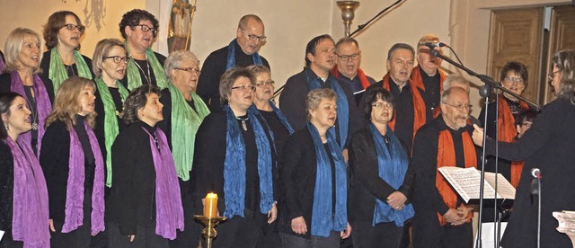 Die Gospel Singers Rheinhausen brachte...le Zuhrer in die Kirche Sankt Ulrich.  | Foto: Ilona Hge