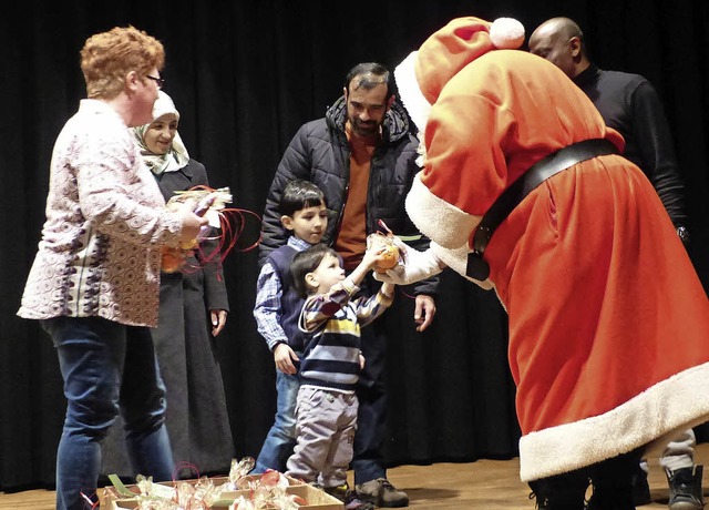 Neugierig und zugleich zgerlich haben die Kinder Geschenke entgegengenommen.  | Foto: Gemeinde