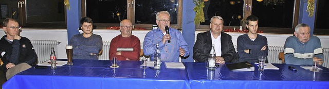 Udo Riva  wirbt im Kreis der verbliebe...ng fr den Rckzug in die Kreisliga B.  | Foto: manfred frietsch