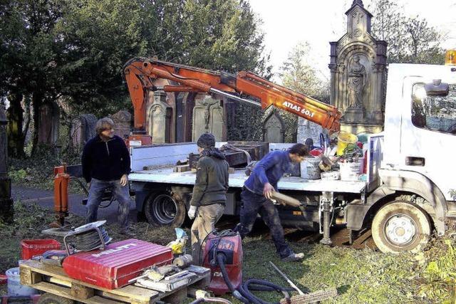 Schwerarbeit auf dem Alten Friedhof in Herdern